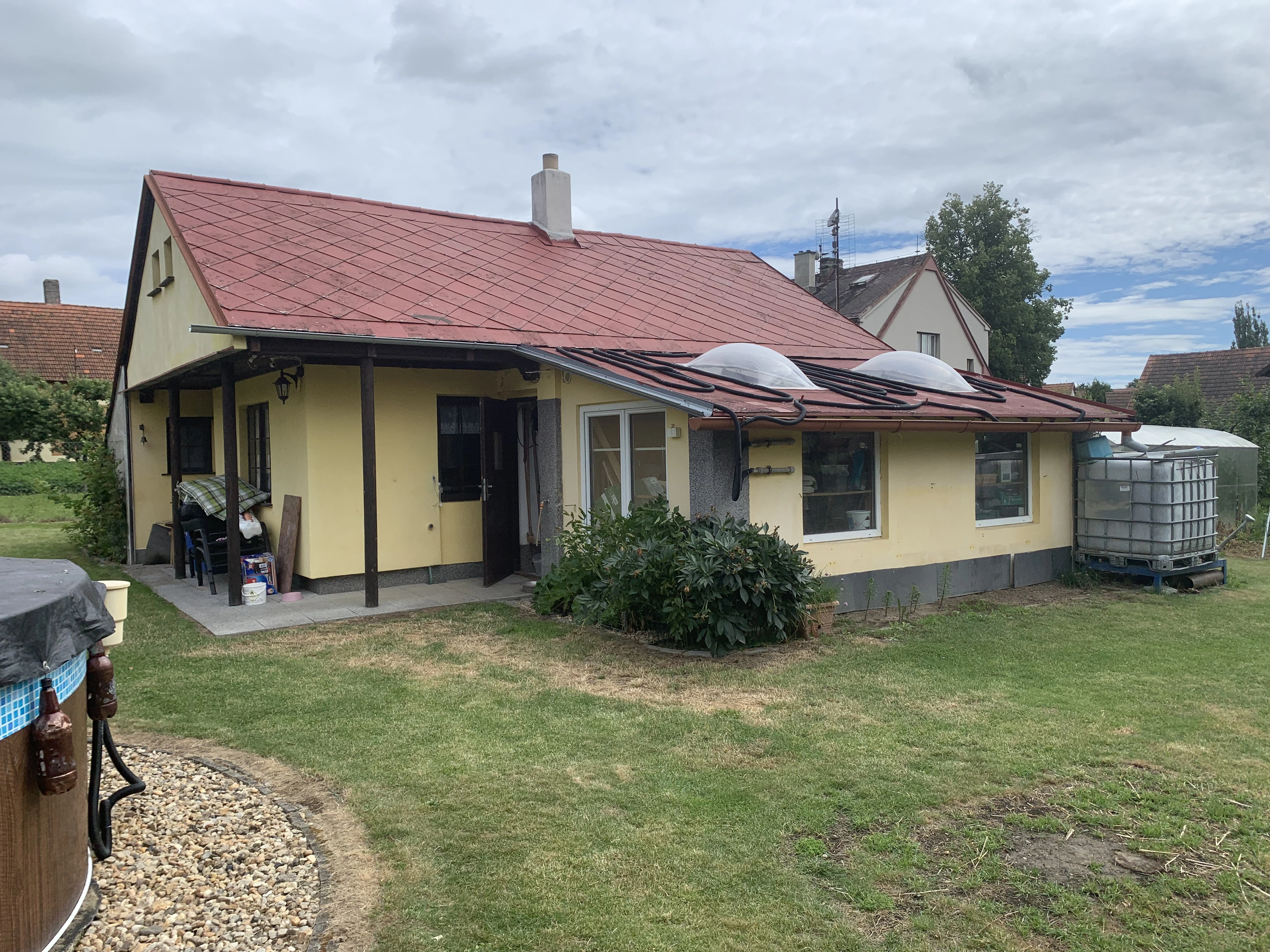 Cottage in Lisovice – side view